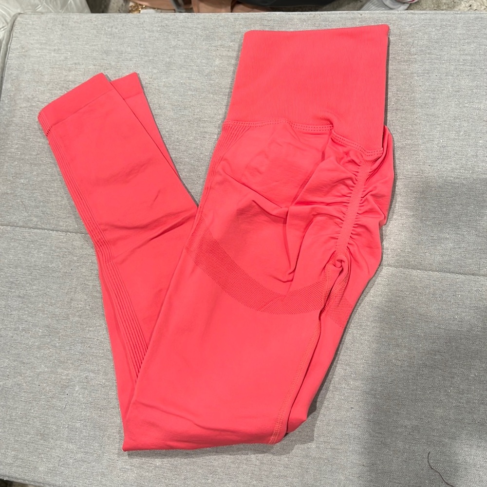 pink scrunch butt contour leggings